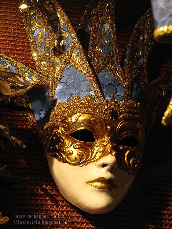 Máscara en un escaparate de Annecy, Francia
