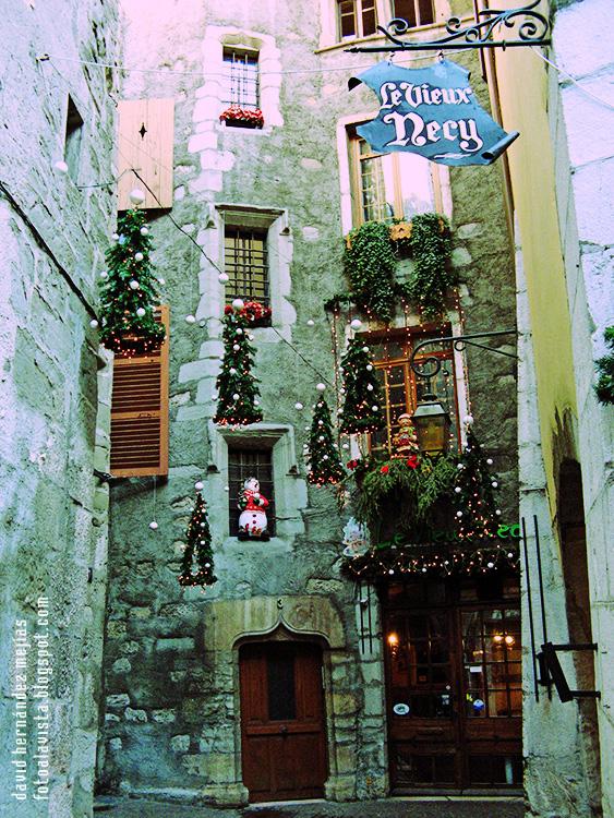 Calle de Annecy, Francia, decorada para Navidad
