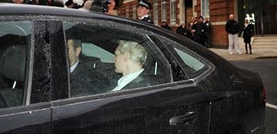 J. Assange se entrega a la Policía británica, pero no se rinde.
