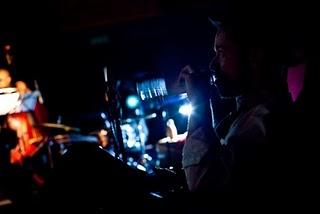 Alex Otaola presenta “El hombre de la cámara”, su segundo álbum solista, grabado en vivo en la Cineteca