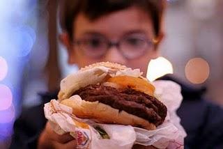 Imaginar de forma repetitiva que ingerimos un alimento nos hace comer menos, según un estudio publicado por «Science»