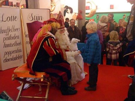 El Santa Claus holandés recibe a los niños en su casa