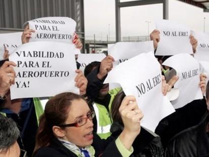 Los trabajadores del aeropuerto se manifiestan contra la propuesta de ERE