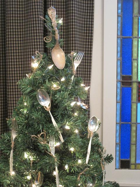 UN ÁRBOL DE NAVIDAD ADORNADO CON CUBERTERÍA