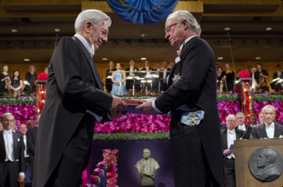 Vargas Llosa mira a la silla vacía de Liu Xiaobo