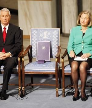 Vargas Llosa mira a la silla vacía de Liu Xiaobo