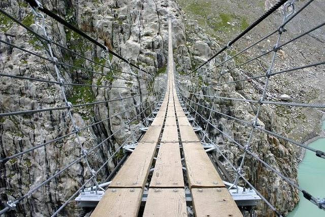 Puente en el Glaciar Trift