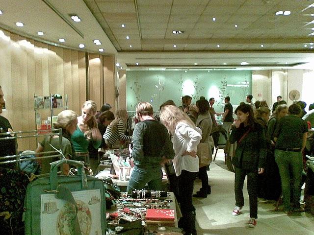 Hoy Domingo Senasacional Mercadillo de la Fundación Aladina. hasta las 20:00 hrs. Imagenes de la animada jornada de ayer.