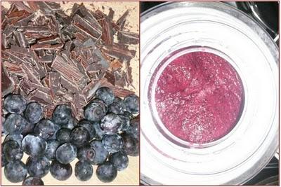 Helado de mora azul y chocolate amargo