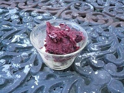 Helado de mora azul y chocolate amargo