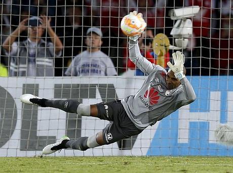 Football Soccer - Colombia's Independiente Santa Fe v Argentina's Huracan - Copa Sudamericana final match - El Campin stadium, Bogota, Colombia - 9/12/2015 Santa Fe's goalkeeper Robinson Zapata saves a penalty shot against Argentina's Huracan.  REUTERS/Jose Miguel Gomez      TPX IMAGES OF THE DAY