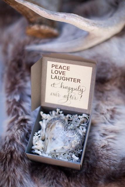 Bolas para regalar en las bodas de invierno - Foto: www.ashleygainblog.com