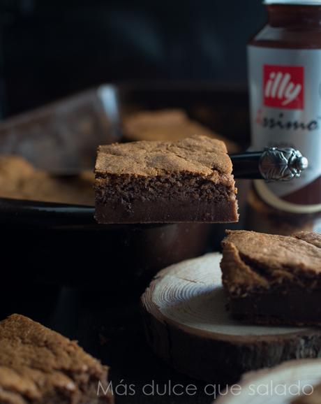 Pastel inteligente de chocolate y café