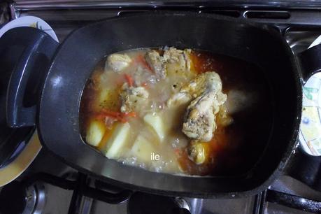 Pollo y papas o patatas a la cacerola
