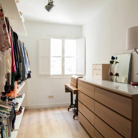 La reforma new-vintage de Gonzalo y Eva : Vestidores de estilo clásico de emmme studio
