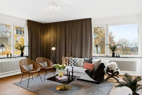 Frentes de cobre en la cocina cortinas marrones en el salon