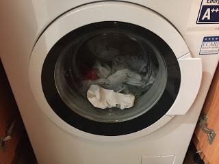 Esa puta lavadora que se come mis calcetines...