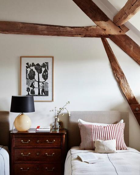 Dormitorio con dosel de vigas