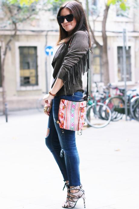 Chaqueta de flecos marrón + Sandalias serpiente Chaqueta de flecos marrón + Sandalias serpiente