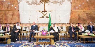 Arabia Saudí, hundida en la represión, homenajea al rey Juan Carlos.