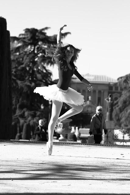 Una bailarina por el paseo El Retiro