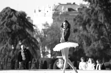 Una bailarina por el paseo El Retiro