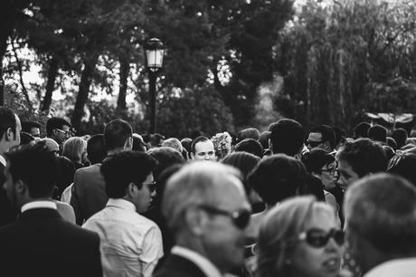 Los invitados a la boda esperando al aire libre