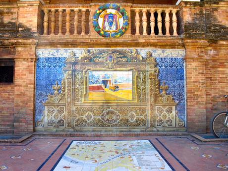 Los bancos de la Plaza de España (57 y último): Sevilla monumental.