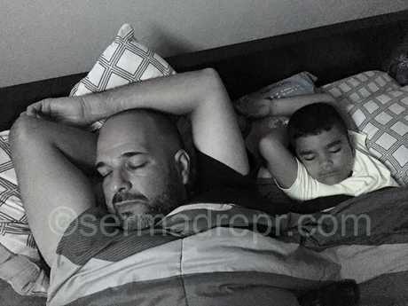 Hijos que duermen igual que sus padres (foto)
