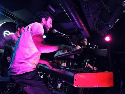 Cosmosoul en directo o el último concierto del año o los blancos no saben bailar ¡pero qué bien se lo pasan los condenados!: