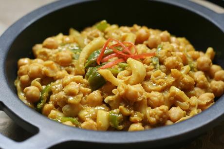 Garbanzos al Curry con Calamares, Quínoa y Leche de Coco