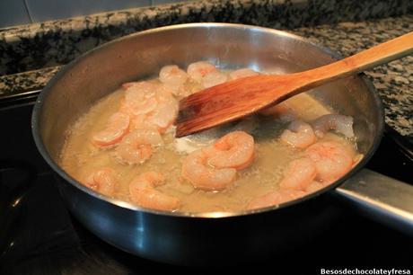 Pez espada con salsa de gambas y limón