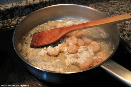 Pez espada con salsa de gambas y limón