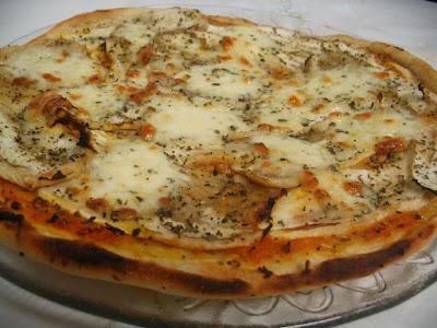 PIZZA DE BERENJENA, ATÚN, TOMATE Y MOZZARELLA