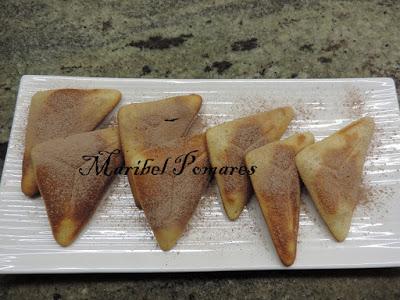 Bizcochitos en sandwichera rellenos de nutella.