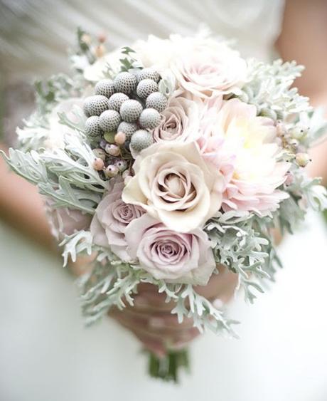 Ramo de novia en tonos pastel para bodas de invierno - Foto: www.bellesandwhistlesrva.com