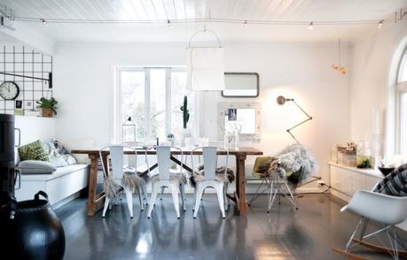 acabado en alto brillo suelos pintar suelo de gris osucro suelo de madera desgastado soluciones reformar suelo de madera revestimientos hogar Suelo de madera pintado en alto brillo decoración salones blog decoración nórdica estilo nórdico escandinavo 