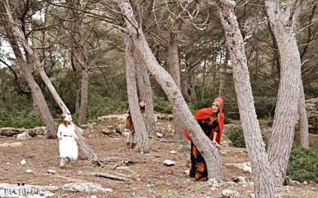 Un cuento diferente en el que nadie es bueno o malo, en esta caperucita roja y las lobas no feroces todo es distinto