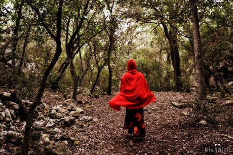 Un cuento diferente en el que nadie es bueno o malo, en esta caperucita roja y las lobas no feroces todo es distinto