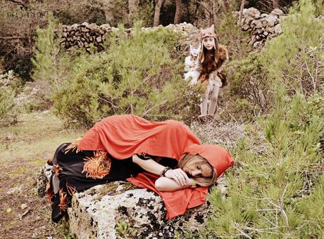 Un cuento diferente en el que nadie es bueno o malo, en esta caperucita roja y las lobas no feroces todo es distinto