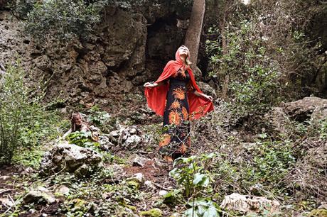Un cuento diferente en el que nadie es bueno o malo, en esta caperucita roja y las lobas no feroces todo es distinto