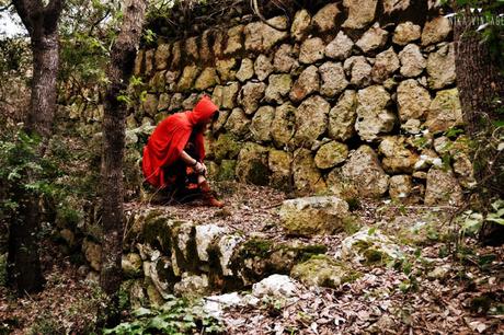 Un cuento diferente en el que nadie es bueno o malo, en esta caperucita roja y las lobas no feroces todo es distinto