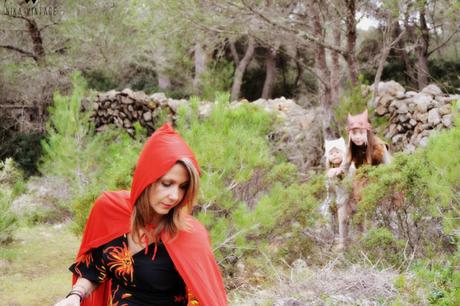 Un cuento diferente en el que nadie es bueno o malo, en esta caperucita roja y las lobas no feroces todo es distinto
