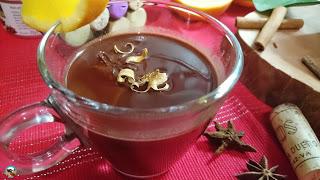 Vino caliente con especias y chocolate