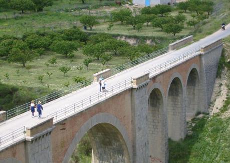 Vía Verde del Noroeste, ubicada en Murcia nos permite apreciar un circuito que cambia constantemente su entorno