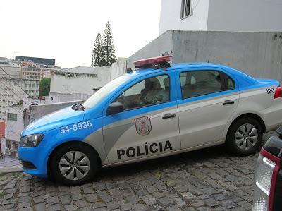 Policía en la Escalera Selarón, Escadaria Selaron, Rio Janeiro, Brasil, La vuelta al mundo de Asun y Ricardo, round the world, mundoporlibre.com