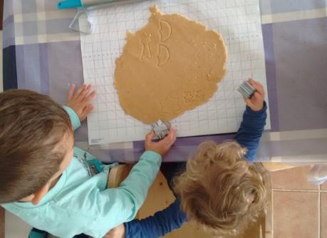Cocina con niños: Galletas de Navidad – Cooking with kids: Christmas biscuits