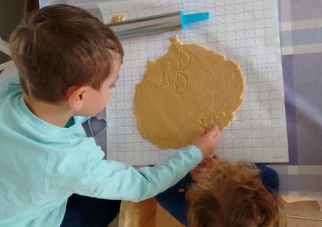 Cocina con niños: Galletas de Navidad – Cooking with kids: Christmas biscuits
