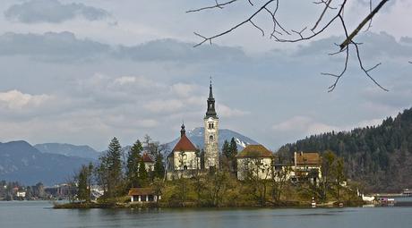 Mírate y sonríe al espejo en las aguas del Lago Bled