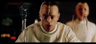 Este personaje es imbécil hasta decir basta.